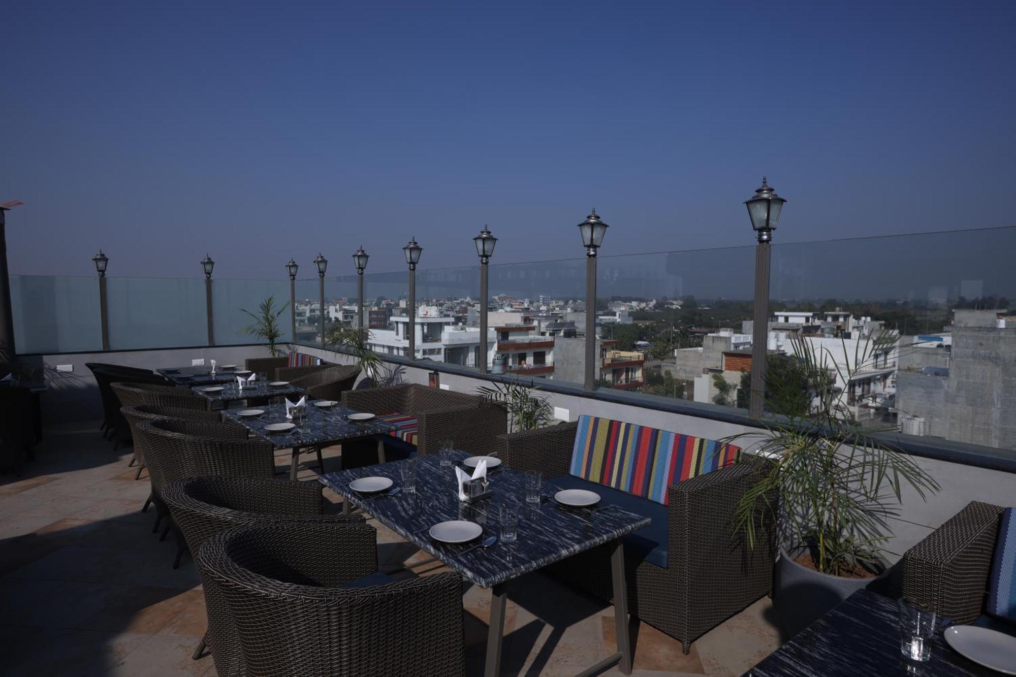 Hiraya Hotels Mohali Exteriér fotografie